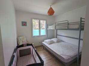 3 عدّة غرف نوم ومكواة/لوح كي وسرير سفر وواي فاي