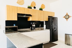 Geladeira, micro-ondas, cooktop, cafeteira/chaleira