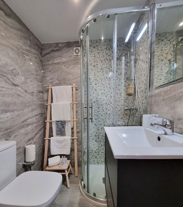 Badewanne, Haartrockner, Handtücher