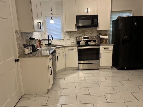 Private kitchen - House of Treasure, a stylish property located 8 minute from Downtown Dallas. (Dallas)