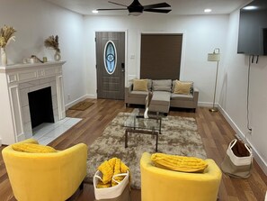 Living area - House of Treasure, a stylish property located 8 minute from Downtown Dallas. (Dallas)