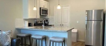 Beautiful, Modern Apartment in La Grange- Great Location! 