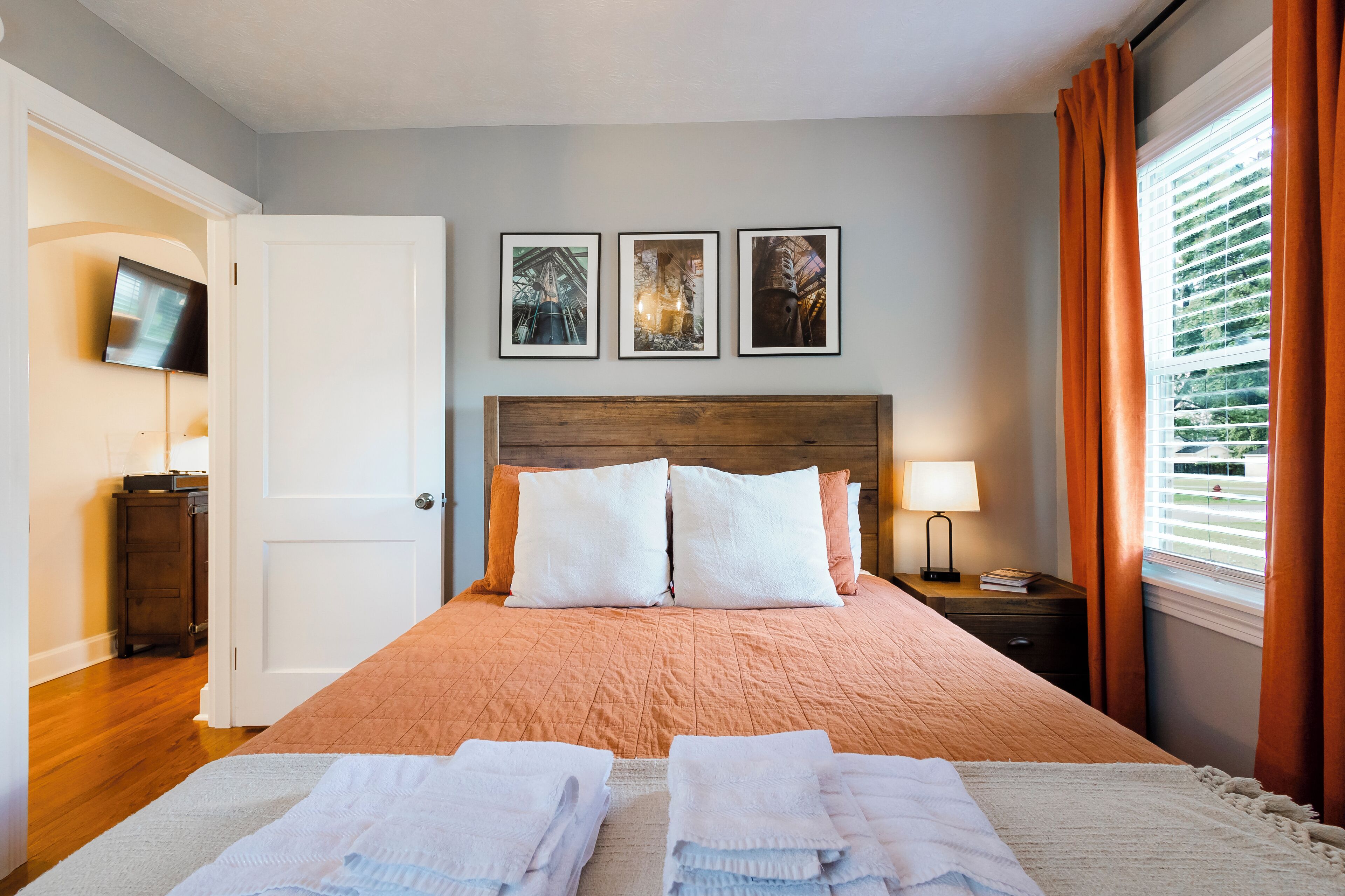 4 makuuhuonetta, työpöytä, silitysrauta/-lauta, ilmainen Wi-Fi