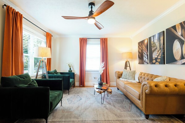 TV connectée, livres, médiathèque, chaîne hi-fi