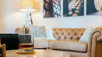 Een smart-tv, boeken, een muziekbibliotheek en een stereo