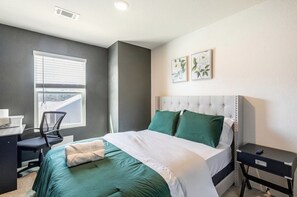 Room - Modern Retreat near Hartsfield-Jackson Int' Airport (East Point)