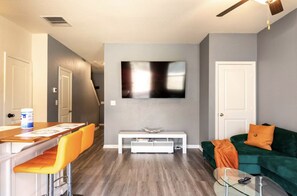 Living area - Modern Retreat near Hartsfield-Jackson Int' Airport (East Point)