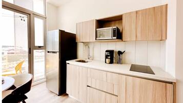 Kühlschrank, Mikrowelle, Herdplatte, Mixer