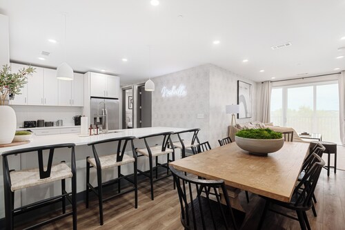 Luxury Downtown. Walk to Broadway. Sleeps 10. Rooftop & Gym.