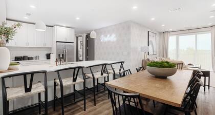 Luxury Downtown. Walk to Broadway. Sleeps 10. Rooftop & Gym.