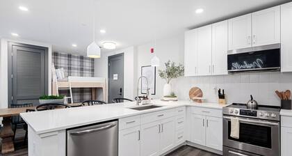 Luxury Downtown. Walk to Broadway. Sleeps 10. Rooftop & Gym.