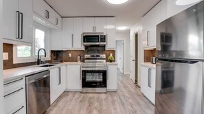 Køleskab, mikrobølgeovn, ovn, kogeplade