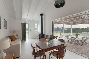 Departamento exclusivo | Área de sala de estar | Smart TV, piso con calefacción y servicios de streaming 