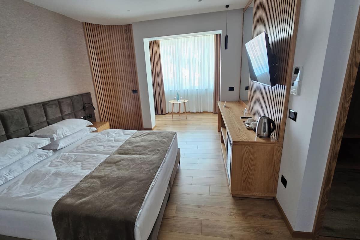 Junior Suite | 1 bedroom, memory foam beds, minibar, desk