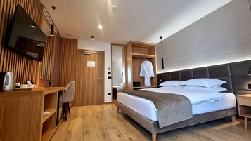 Premium-herbergi | Rúm með memory foam dýnum, míníbar, skrifborð