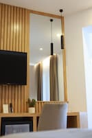 Premium Room | Memory foam beds, minibar, desk, laptop workspace