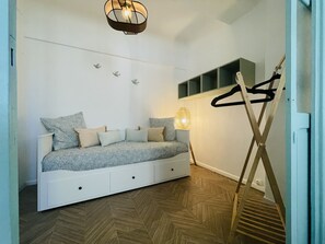 2 bedrooms, travel cot, free WiFi, bed sheets