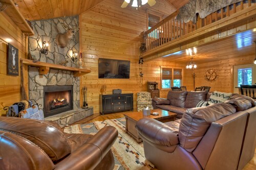 Walk to the River! 3 Story Cabin w/ Firepit~ Games ~ Fireplace~Covered deck!