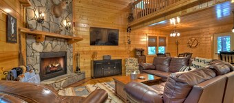 Walk to the River! 3 Story Cabin w/ Firepit~ Games ~ Fireplace~Covered deck!