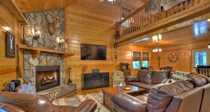 Walk to the River! 3 Story Cabin w/ Firepit~ Games ~ Fireplace~Covered deck!