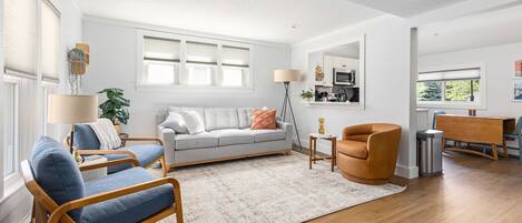 Smart TV, libros y oficina