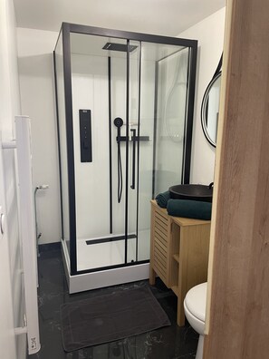 Douche, serviettes fournies, savon, papier toilette