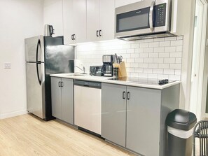 Kühlschrank, Mikrowelle, Herdplatte, Geschirrspüler