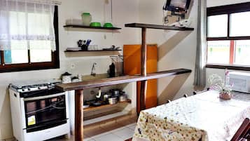 Basic-Chalet | Eigene Küche | Großer Kühlschrank, Mikrowelle, Kochgeschirr/Geschirr/Besteck
