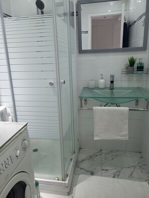 Doccia, asciugamani, sapone, shampoo