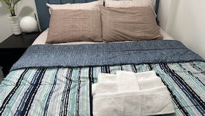 Room - Serene Basement in a Townhome - private room with wifi access (Calgary)