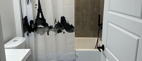 Toallas, jabón, shampoo, papel de baño