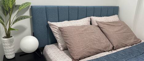 1 室のベッドルーム、デスク、WiFi (無料)、ベッドシーツ