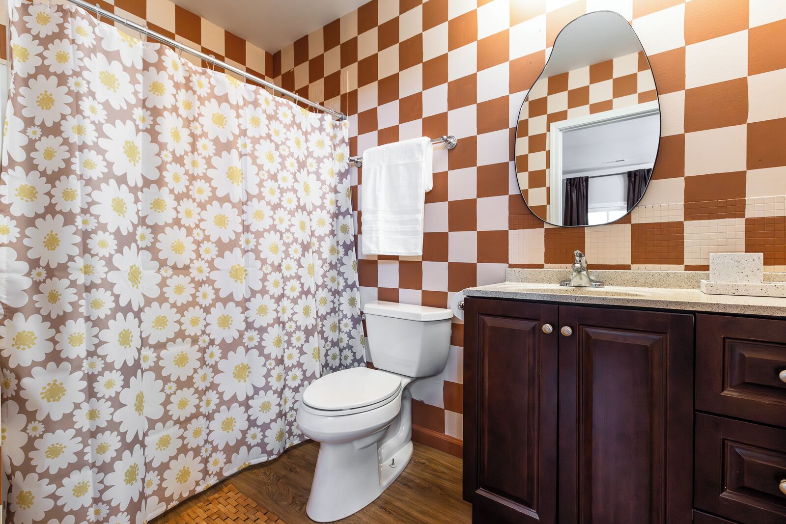 Sèche-cheveux, serviettes fournies, papier toilette