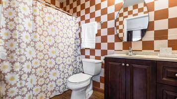 SĂšche-cheveux, serviettes fournies, papier toilette