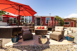 Terrace/patio - Cowboys & Roses - Wine Country Home w/Game Room, Hot Tub & Views - Dogs Welcome! (Cornville)