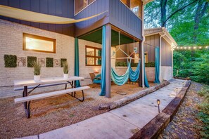 Outdoor dining - Private wooded space Downtown Johnson City• DoughBoys•King•Qn•Gameroom•Firepit (Johnson City)