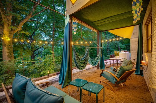 Private wooded space Downtown Johnson City• DoughBoys•King•Qn•Gameroom•Firepit