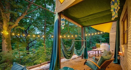 Private wooded space Downtown Johnson City• DoughBoys•King•Qn•Gameroom•Firepit