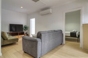 Living area - Cosy Secluded Secure - 1.5km From City (Keswick)
