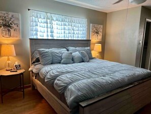 4 slaapkamers, een bureau, een strijkplank/strijkijzer, gratis wifi