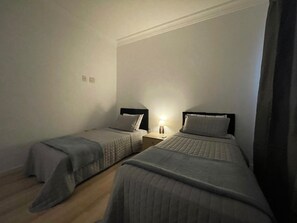 Apartment | Blackout drapes, iron/ironing board, free WiFi, bed sheets