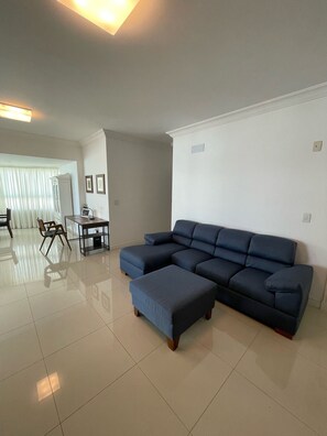 Living area - AMPLO APARTAMENTO UM POR ANDAR (Balneário Camboriú)