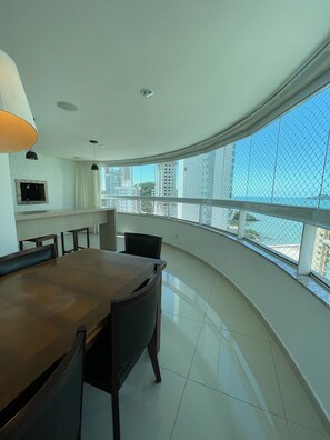 Apartment | Dining - AMPLO APARTAMENTO UM POR ANDAR (Balneário Camboriú)