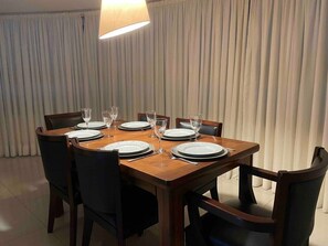 Apartment | Dining - AMPLO APARTAMENTO UM POR ANDAR (Balneário Camboriú)