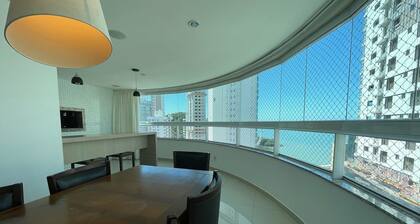 AMPLO APARTAMENTO UM POR ANDAR