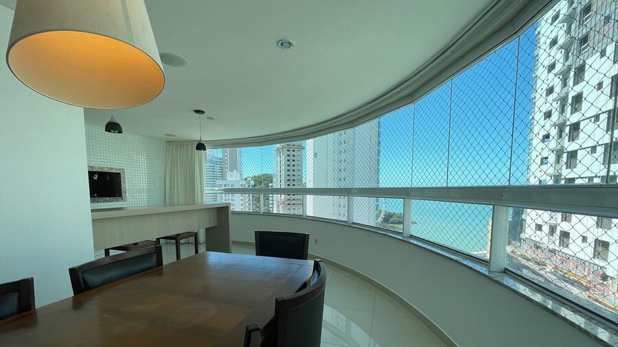 AMPLO APARTAMENTO UM POR ANDAR