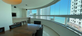 AMPLO APARTAMENTO UM POR ANDAR