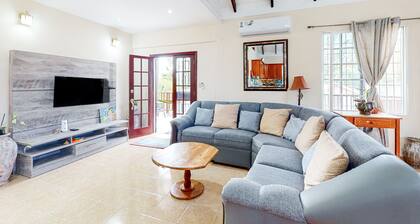 Serene villa with a large deck, gorgeous view, full kitchen, & washer/dryer