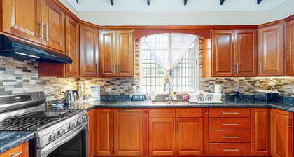 Serene villa with a large deck, gorgeous view, full kitchen, & washer/dryer