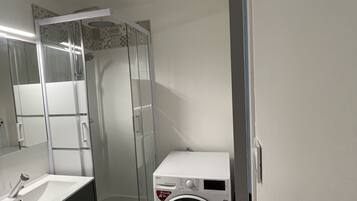 Douche, bidet, serviettes fournies, papier toilette
